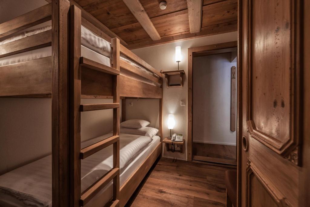 Hotel Schoenegg Wengen Room photo